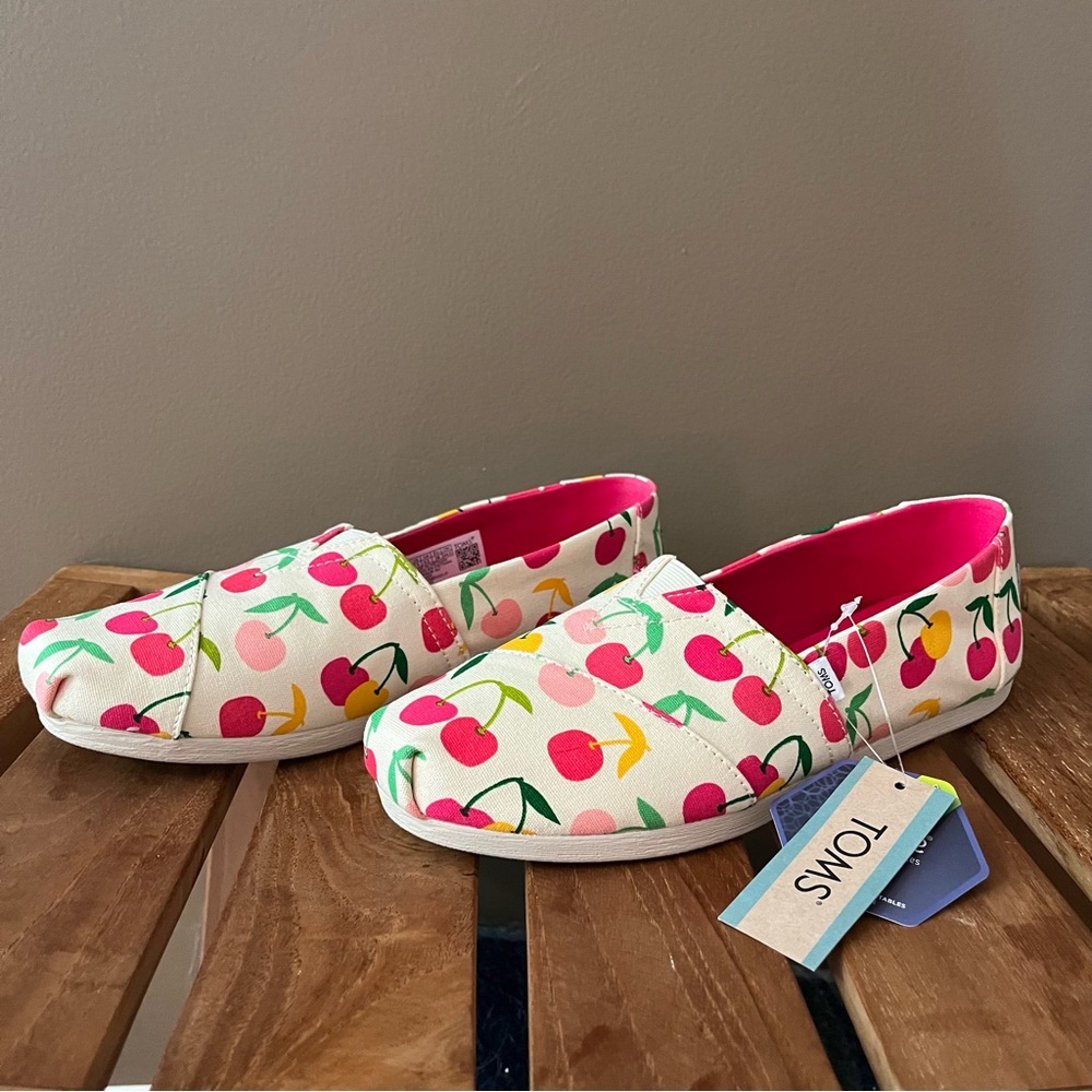 Toms Alpargata women’s natural cherry print shoes, size 7.5, comfort foam NWT